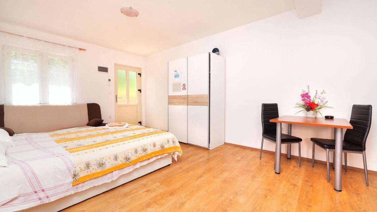 Apartments Barbara With Pool Brsec Room photo